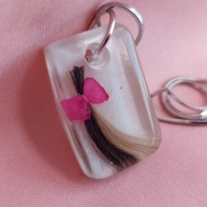 Jóia quadrada com pêlinho amarrado